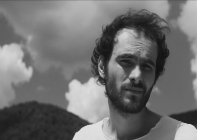 Mihail este pasionat de pictura,film si actorie